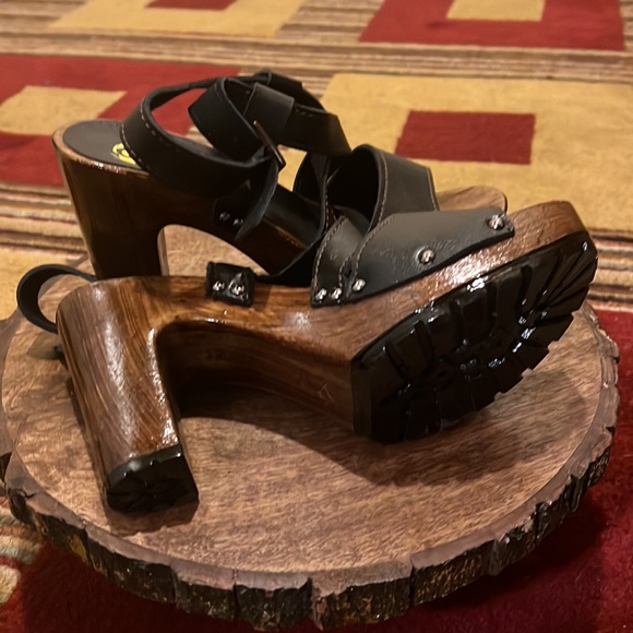 Leather strap platform sandal. Never been worn. 5in heel. Shiny wood grain heel - Picture 3 of 4